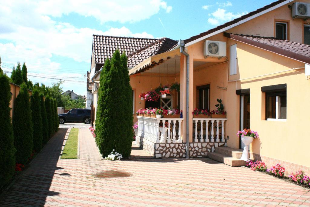 Hotel Radena à Arad Extérieur photo