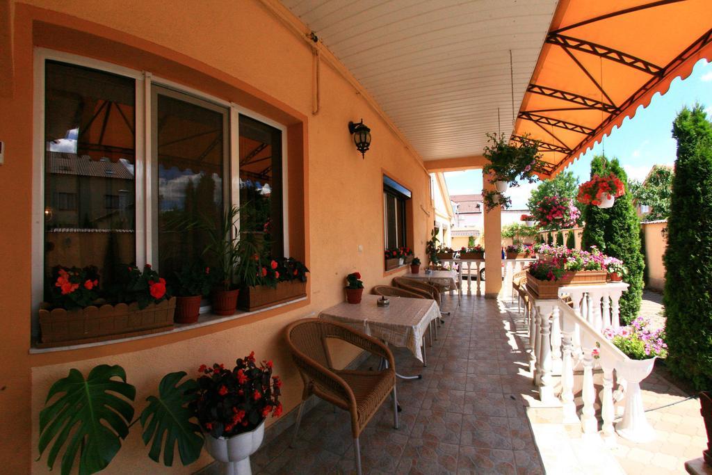 Hotel Radena à Arad Extérieur photo