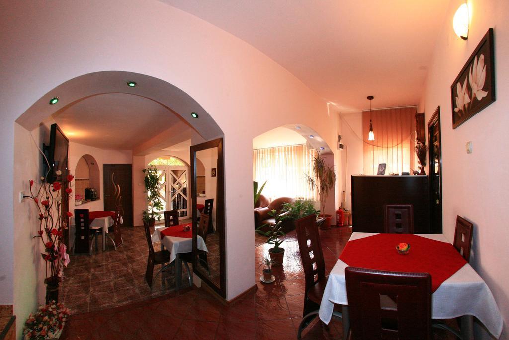 Hotel Radena à Arad Extérieur photo